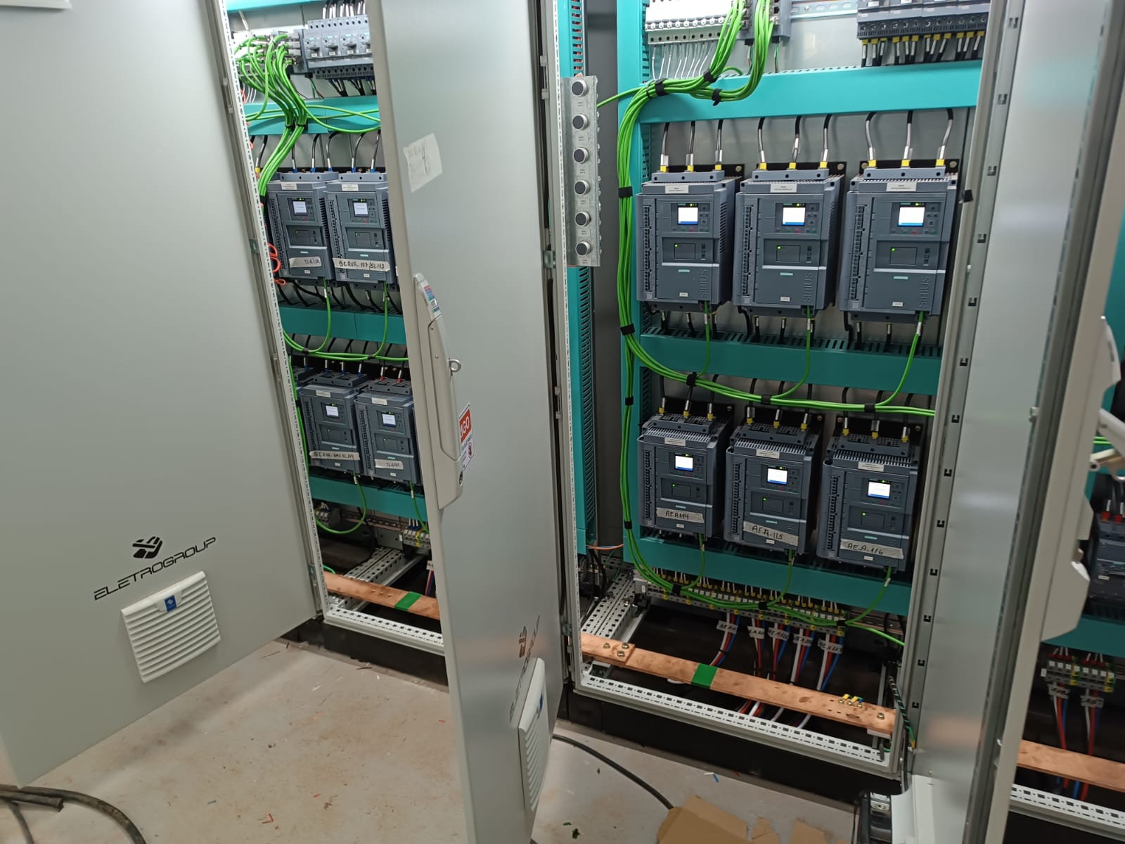 Painéis elétricos industriais com inversores Siemens e cabeamento estruturado