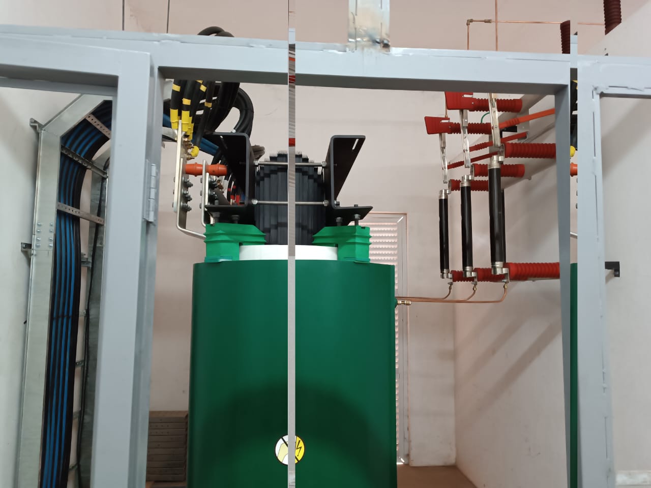 Instalação elétrica industrial com transformador e barramentos em subestação